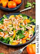Delicious salad of shrimp, persimmon, kiwi and greens.. Shrimp salad with persimmon. Стоковое фото, агентство Ingram Publishing / Фотобанк Лори