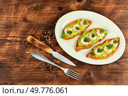 Freshly baked sweet potato wedges with avocado guacamole sauce and shrimp. Copy space.. Grilled Shrimp, Roasted Sweet Potato on a Plate. Стоковое фото, агентство Ingram Publishing / Фотобанк Лори