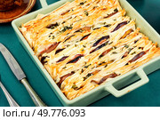 Cheese pie with phyllo pastry, cheese and figs. Bakery.. Tasty figs pie with fila dough. Стоковое фото, агентство Ingram Publishing / Фотобанк Лори