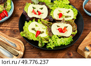 Terrible sandwiches for Halloween. Halloween monster sandwich with cheese.. Sandwiches with vampire designs, Halloween decorations. Стоковое фото, агентство Ingram Publishing / Фотобанк Лори