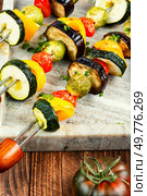 Colorful vegetable skewers or vegetarian grill spits.. Skewers of colorful vegetables. Стоковое фото, агентство Ingram Publishing / Фотобанк Лори