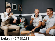 bearded man cutting his beard in the barbershop at the master. Стоковое фото, агентство Ingram Publishing / Фотобанк Лори