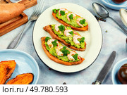 Freshly baked sweet potato wedges with avocado guacamole sauce and shrimp.. Grilled Shrimp, Roasted Sweet Potato on a Plate. Стоковое фото, агентство Ingram Publishing / Фотобанк Лори