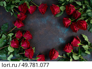 Crimson red rose flowers frame, Valentine’s Day background. Crimson red rose flowers. Стоковое фото, агентство Ingram Publishing / Фотобанк Лори