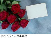 Crimson red rose flowers bouquet with epmty car for text, Valentine’s Day background. Crimson red rose flowers. Стоковое фото, агентство Ingram Publishing / Фотобанк Лори