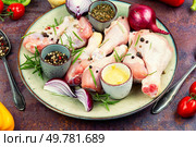 Raw chicken legs, food ingredients. Chicken drumsticks or legs.. Raw chicken drumsticks. Стоковое фото, агентство Ingram Publishing / Фотобанк Лори