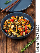 Appetizing fried mussels in vegetable sauce. Healthy seafood. Rustic style.. Cooked tasty mussels. Стоковое фото, агентство Ingram Publishing / Фотобанк Лори