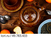 A porcelain tea set with tea mandarin or clementines. Food photography.. Tea pot with clementines. Стоковое фото, агентство Ingram Publishing / Фотобанк Лори