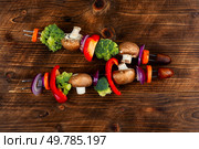 Vegetarian skewers with mixed vegetables on rustic wooden table. Raw kebab with vegetables grilled, BBQ.. Organic Grilled Vegetable Kebab. Стоковое фото, агентство Ingram Publishing / Фотобанк Лори