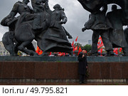 Москва. Митинг КПРФ в память жертв кровавого расстрела защитников Дома Советов в 30-летнюю годовщину со дня трагических событий «Черного октября 1993 г.ода» на площади «Краснопресненская застава». Пожилой мужчина с флажком во время митинга. (2023 год). Редакционное фото, фотограф Дмитрий Киселёв / Фотобанк Лори