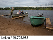 На лодочной переправе через Волгу в Тутаеве (2023 год). Редакционное фото, фотограф Дмитрий Киселёв / Фотобанк Лори