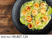 Delicious roasted scallops with a basil sauce and lime. Scallops cooked in butter.. Seared scallops on a plate. Стоковое фото, агентство Ingram Publishing / Фотобанк Лори