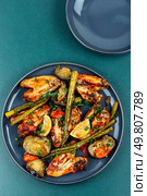 BBQ chicken wings with green asparagus.. Hot and spicey chicken wings. Стоковое фото, агентство Ingram Publishing / Фотобанк Лори