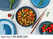 Appetizing fried mussels in vegetable sauce. Healthy seafood and chopstick. Flat lay.. Cooked tasty mussels. Стоковое фото, агентство Ingram Publishing / Фотобанк Лори