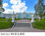 TSARSKOE SELO, PUSHKIN, SAINT PETERSBURG, RUSSIA - May 21, 2025: Beautiful Great Catherine Palace and Catherine Park with sculptures on a sunny spring day in Tsarskoe Selo, St. petersburg. Редакционное фото, фотограф Виктория Катьянова / Фотобанк Лори