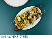 Yummy grilled Tilapia. BBQ fish skewers with vegetables. Fish and vegetable kebabs.. Grilled fish kebabs. Стоковое фото, агентство Ingram Publishing / Фотобанк Лори