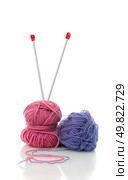 Balls of blue and pink  knitting wool or yarn, with silver knitting needles. Стоковое фото, агентство Ingram Publishing / Фотобанк Лори