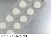 Macro of medical pills on a silver background. Стоковое фото, агентство Ingram Publishing / Фотобанк Лори