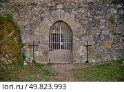 Old medieval castle gate in a fortified granite wall. Стоковое фото, агентство Ingram Publishing / Фотобанк Лори
