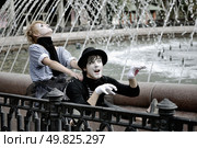two mimes at fountain. pantomime. Стоковое фото, агентство Ingram Publishing / Фотобанк Лори