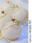 Christmas ball baubles with silver and gold decoration. Стоковое фото, агентство Ingram Publishing / Фотобанк Лори