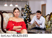 Couple quarreling - husband expresses displeasure to wife during new year celebration. Стоковое фото, фотограф Яков Филимонов / Фотобанк Лори