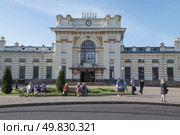 Люди ждут городского автобуса на остановке у старинного желеэнодорожного вокзала. Рыбинск. Редакционное фото, фотограф Виктор Карасев / Фотобанк Лори