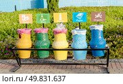 Separate garbage collection.Darn urns in the form of vaz. Стоковое фото, фотограф Igor Skripachev / Фотобанк Лори