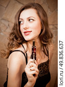 portrait of attractive young woman with pistol. indoor shot. Стоковое фото, агентство Ingram Publishing / Фотобанк Лори