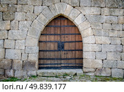Old medieval castle gate in a fortified granite wall. Стоковое фото, агентство Ingram Publishing / Фотобанк Лори