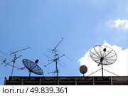 Satellite Dish and radio antenna on top of building. Стоковое фото, агентство Ingram Publishing / Фотобанк Лори