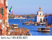 Boat Transportation in Venice Grand Canel. Стоковое фото, агентство Ingram Publishing / Фотобанк Лори