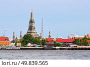 landscape of Wat Arun or Temple of dawn located at Chaophraya river in Bangkok Thailand. Стоковое фото, агентство Ingram Publishing / Фотобанк Лори