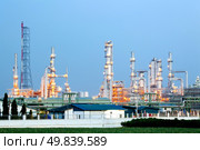 Architecture of Oil Refinery Plant with distillation tower with Sunset Twilight. Стоковое фото, агентство Ingram Publishing / Фотобанк Лори