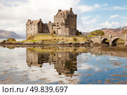 Closeup of Reflection of Eilean Donan Castle, Highland Scotland. Стоковое фото, агентство Ingram Publishing / Фотобанк Лори