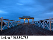 jetty walkway with pavilion in twilight time. Стоковое фото, агентство Ingram Publishing / Фотобанк Лори