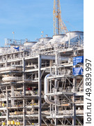 Assembling of liquefied natural gas Refinery Factory with LNG storage tank using for Oil and gas industry background. Стоковое фото, агентство Ingram Publishing / Фотобанк Лори