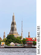 landscape of Wat Arun or Temple of dawn located at Chaophraya river in Bangkok Thailand, vertical. Стоковое фото, агентство Ingram Publishing / Фотобанк Лори