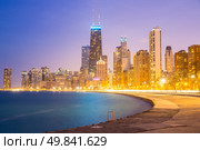 City of Chicago downtown and Lake Michigan at dusk. Стоковое фото, агентство Ingram Publishing / Фотобанк Лори