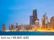City of Chicago downtown and Lake Michigan at dusk. Стоковое фото, агентство Ingram Publishing / Фотобанк Лори
