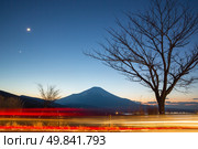 Fuji fujisan at dusk from yamanaka lake at Yamanashi Japan. Стоковое фото, агентство Ingram Publishing / Фотобанк Лори
