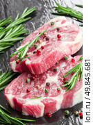 Raw steaks. Стоковое фото, агентство Ingram Publishing / Фотобанк Лори