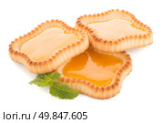 Lime jam tartlets isolated on white background. Стоковое фото, агентство Ingram Publishing / Фотобанк Лори