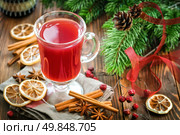 Christmas punch with cinnamon and anise. Стоковое фото, агентство Ingram Publishing / Фотобанк Лори