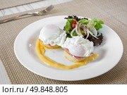 Eggs Benedict- toasted English muffins, ham, poached eggs, and delicious buttery hollandaise sauce for breakfast. Стоковое фото, агентство Ingram Publishing / Фотобанк Лори