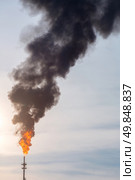 oil reinery Distillation tower with smoke stack pollution. Стоковое фото, агентство Ingram Publishing / Фотобанк Лори