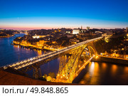 Dom Luiz bridge in Porto Portugal at dusk. Стоковое фото, агентство Ingram Publishing / Фотобанк Лори