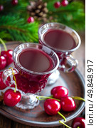 Cherry wine. Стоковое фото, агентство Ingram Publishing / Фотобанк Лори