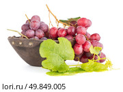Fresh red grapes in wood bown isolated on white background. Стоковое фото, агентство Ingram Publishing / Фотобанк Лори