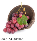 Fresh red grapes in wood bown isolated on white background. Стоковое фото, агентство Ingram Publishing / Фотобанк Лори